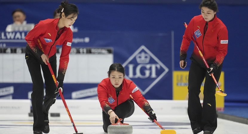 德布劳内想放铲断球， 结果被萨拉赫挑球过掉直奔替补席[2...6].